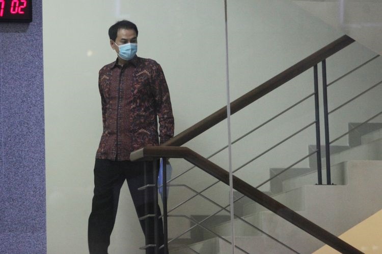 Wakil Ketua DPR Azis Syamsuddin berjalan meninggalkan ruang pemeriksaan di Gedung Merah Putih KPK, Jakarta, Rabu (9/6/2021).