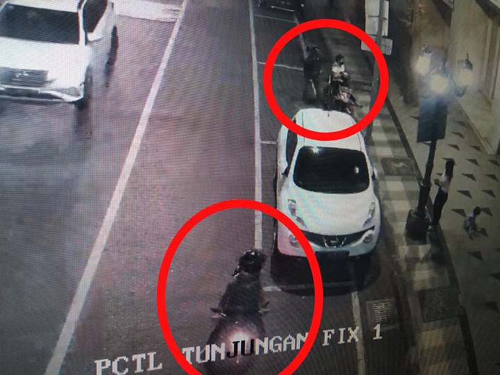 Rekaman CCTV saat pelaku melancarkan aksinya di jalan Tunjungan.