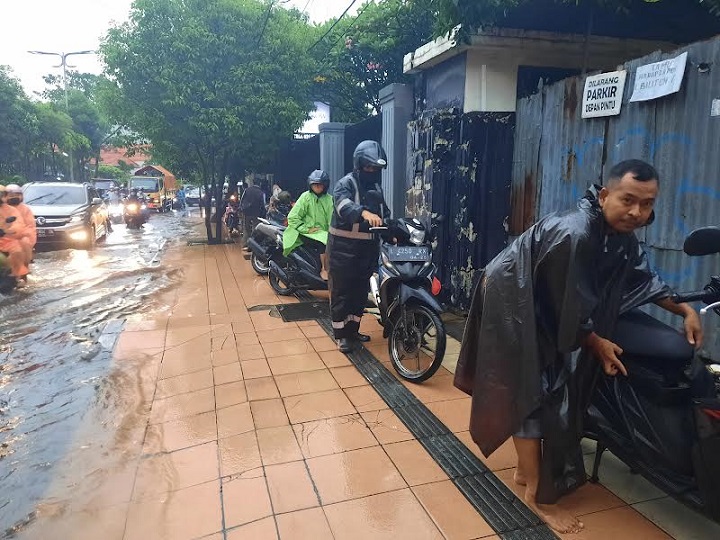 Kondisi genangan air yang cukup tinggi di Jalan Bliton yang parah.