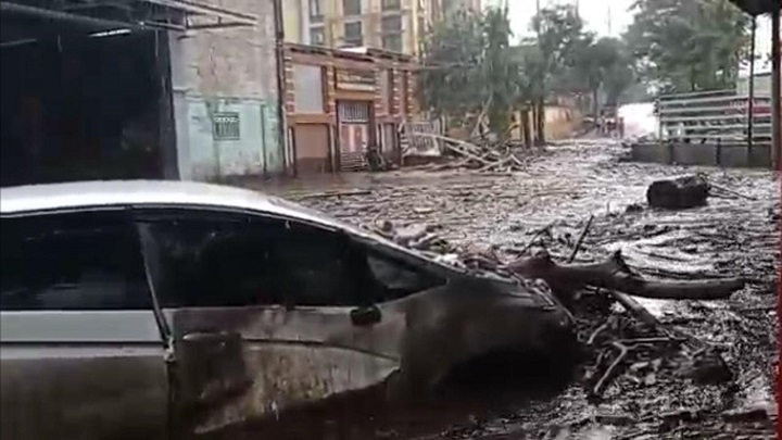 Sebuah mobil rusak berat akibat banjir bandang material lumpur menerjang wilayah Bumiaji, Kota Batu.