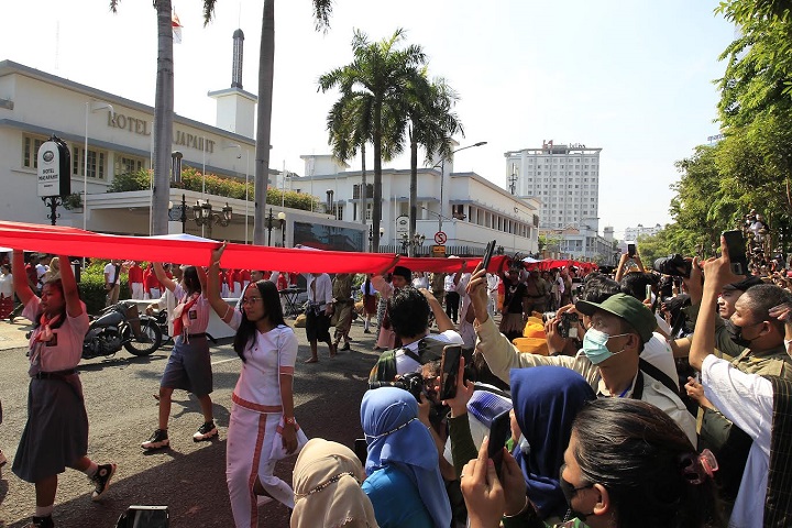 Bendera sepanjang 800 meter yang terbentang sepanjang Jalan Tunjungan, Surabaya. SP/Ari
