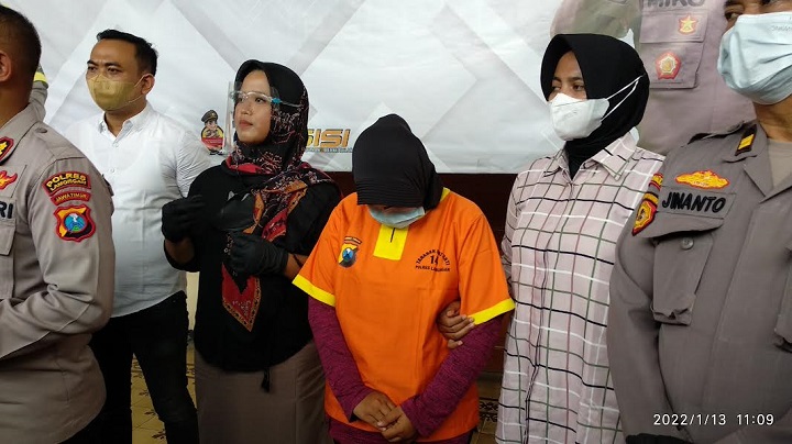 Pelaku investasi bodong menunduk dengan memakai rompi orange dalam pers rilis.  SP/MUHAJIRIN