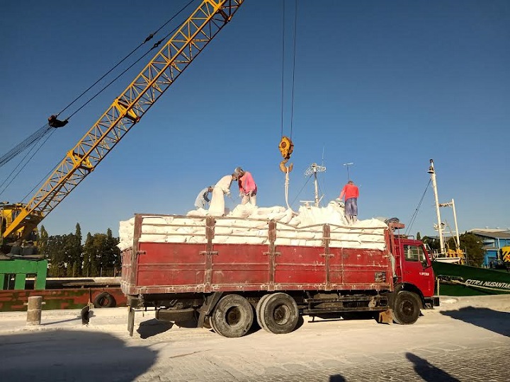 Imam Safi'i (baju putih) bersama rekannya saat membongkar muatan di Pelabuhan Kalimas. SP/Semmy Mantolas