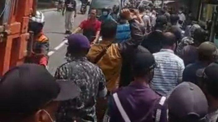 Potongan video viral penghadangan polisi di depan pesantren di Jombang Jawa Timur, Kamis (13/1/2022).