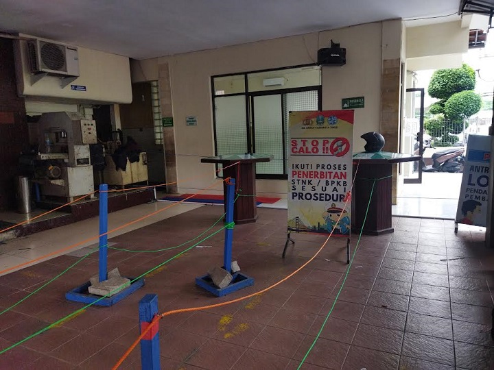 Banner kepengurusan pajak tanpa calo yang terpampang di Samsat. 