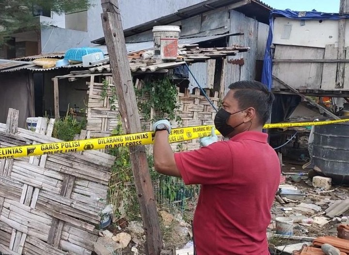 Polisi memasang garis police line di lokasi kejadian. 