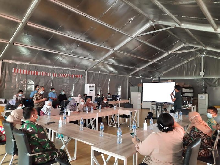 Koordinasi penanganan covid-19 di Rumah Sakit Lapangan Indrapura (RSLI) Surabaya.