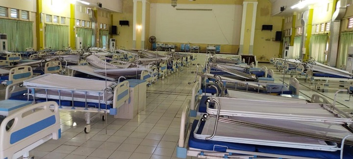 Kondisi ruangan isolasi pasien covid-19 di RSLI Surabaya yang kosong.