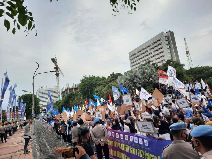 Ribuan buruh dari wilayah Surabaya, Sidoarjo, Gresik, Mojokerto dan Pasuruan menggelar aksi demo lagi,  Senin (29/11/2021) di Gedung Negara Grahadi. Sp/Bayu