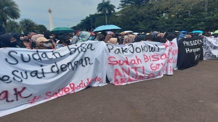 Senin  (13/12/2021), Istana Presiden didemo pengusaha alat swab antigen lokal.