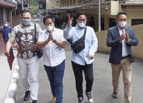 Doni Salmanan (dua dari kanan, pakai tas slempang) saat mendatangi Bareskrim Polri, Selasa (7/3/2022).