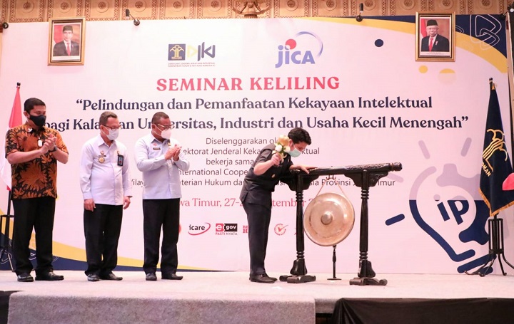 Wagub Jatim Emil Elestianto Dardak menjadi narasumber dalam acara Seminar Keliling Kementerian Hukum dan Hak Asasi Manusia (Kemenkumham) Kantor Wilayah (Kanwil) Jawa Timur di Hotel Shangri-La Surabaya, Senin (27/9/2021). SP/Humas