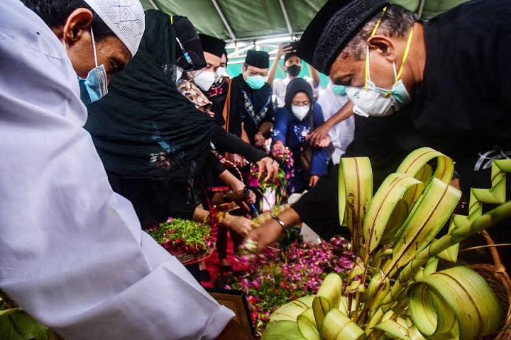 Prosesi pemakaman Fadly Satrianto korban jatuhnya pesawat Sriwijaya Air SJ-182 di Tempat Pemakaman Umum (TPU) Keputih , Surabaya, Jumat (15/1). SP/Patrik Cahyo