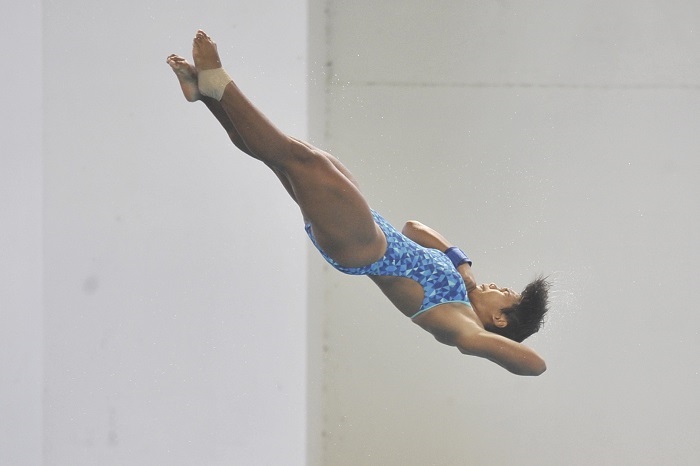 Penampilan atlet loncat indah Jatim Gladies Lariesa Garina di nomor menara putri di Arena Akuatik Kampung Harapan, Kabupaten Jayapura, kemarin. Gladies berhasil mendulangkan emas bagi Jawa Timur di hari-hari terakhir PON XX di Papua.