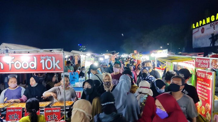Salah satu pasar malam di Surabaya sudah dipadati pengunjung, Sabtu (16/10/2021). Alhasil, kerumunan pun tak bisa dihindari. Padahal PPKM Level 1 masih diberlakukan di Surabaya.