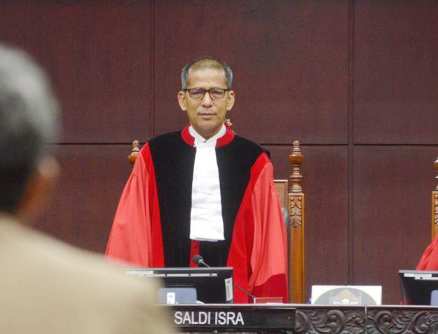 Hakim MK, Saldi Isra.