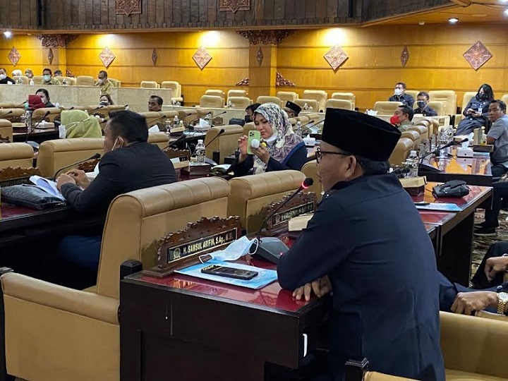 Hujan interupsi dan aksi walkout yang mewarnai sidang paripurna di DPRD Jatim pada Senin (27/9/2021). SP/Riko