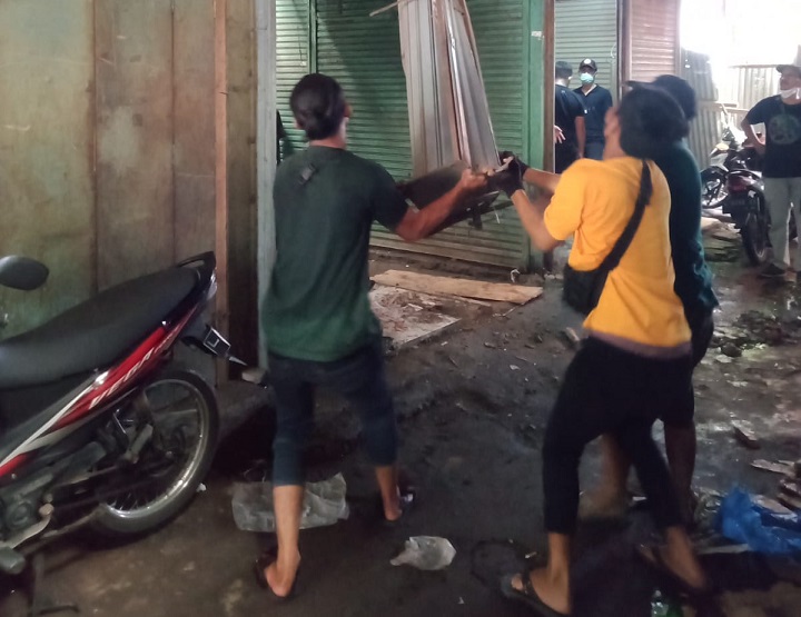 Proses pemindahan dan pembongkaran barang oleh para pedagang dari TPS ke dalam gedung Pasar Turi. Sp/Amin