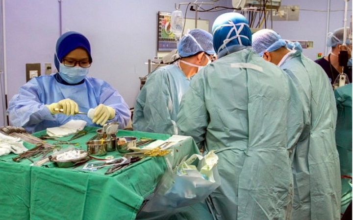Dokter spesialis Malaysia sibuk melakukan operasi pada pasien yang kebanyakan orang Indoonesia. SP/Brilio