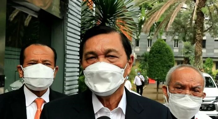 Menteri Koordinator Kemaritiman dan Investasi Luhut bicara depan wartawan usai diperiksa di Polda Metro Jaya, Senin (27/9/2021).