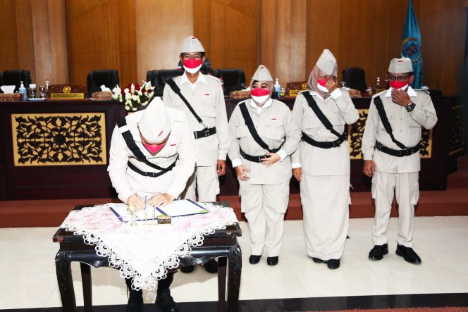 Wali Kota Eri Cahyadi menandatangani APBD Kota Surabaya tahun 2022 yang telah disepakati bersama DPRD Kota Surabaya dalam sidang paripurna, Rabu (10/11).