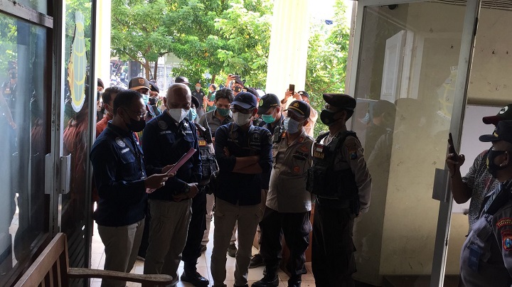 Proses eksekusi tanah seluas 7.000 m2 yang terletak di Jl. Tunjungan No 80 Surabaya, Kamis siang kemarin (3/12), yang berlangsung lancar, tanpa perlawanan sama sekali. SP/Bayu