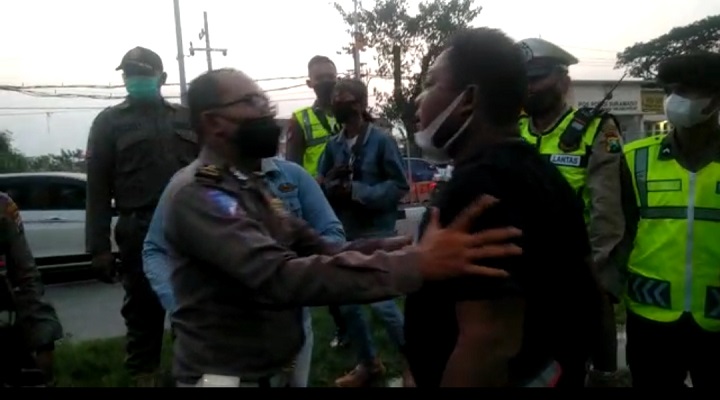 AS (kanan) menantang duel petugas karena menolak di-swab. SP/Anggadia Muhammad