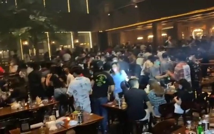 Kerumunan massa di kafe Holywings, Kemang Jakarta Selatan melanggar aturan PPKM level 3 pada Sabtu (4/9/2021) malam.