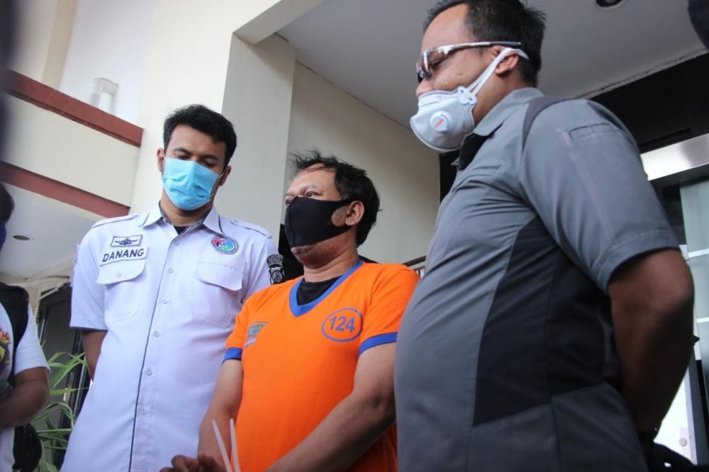 Tersangka Pu Mei Mudjiantoro dirilis di depan wartawan, Rabu (3/6/2020). SP/Jemmi