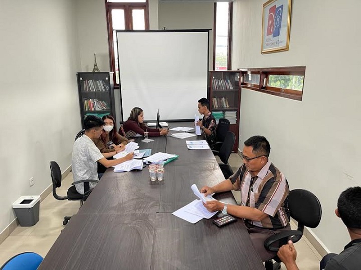 Para Korban saat memberikan kuasa hukumnya ke  Pengacara Wellem Mintarja. SP/MUHAJIRIN