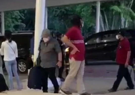 Jaksa KM dan Kontraktor HT digiring tim Satgas 53 Kejagung RI ke ruang tunggu Bandara El Tari Kupang untuk diberangkatkan ke Jakarta, Selasa (21/12) pagi dengan pesawat Batik Air. Tampak Jaksa Kundrat (kanan) tiba di Bandara El Tari.