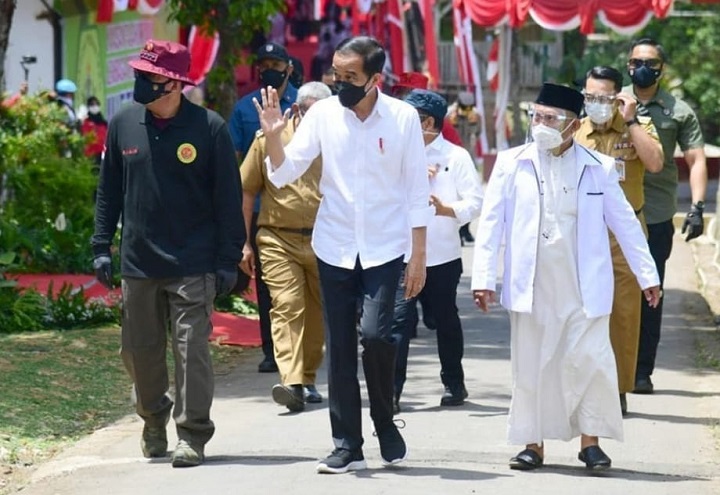 Jokowi-Ma’ruf Amin kunjungi Ponpes Miftahul Falah Cilos, Kuningan, Jawa Barat, Minggu (5/9/2021) untuk meninjau vaksinasi santri.