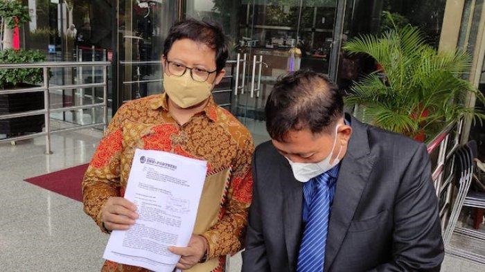 Dosen Universitas Negeri Jakarta sekaligus Aktivis 98 Ubedilah Badrun (batik) bersama Kuasa Hukumnya, AH Wakil Kamal, saat ditemui awak media di Gedung Merah Putih KPK, Kuningan, Jakarta Selatan, Senin (10/1/2022).