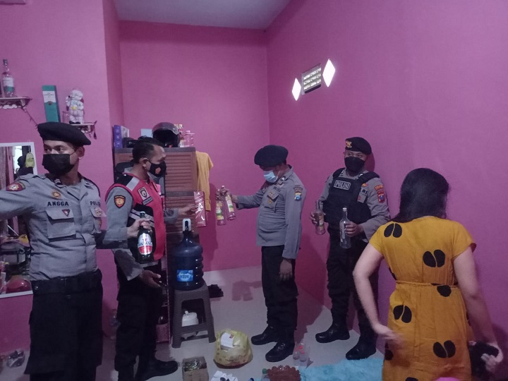 Petugas Polresta Mojokerto saat melakukan penggerebekan di rumah kos  Lingkungan Kuwung, Kelurahan Meri, Kecamatan Kranggan, Kota Mojokerto. SP/Dwy AS