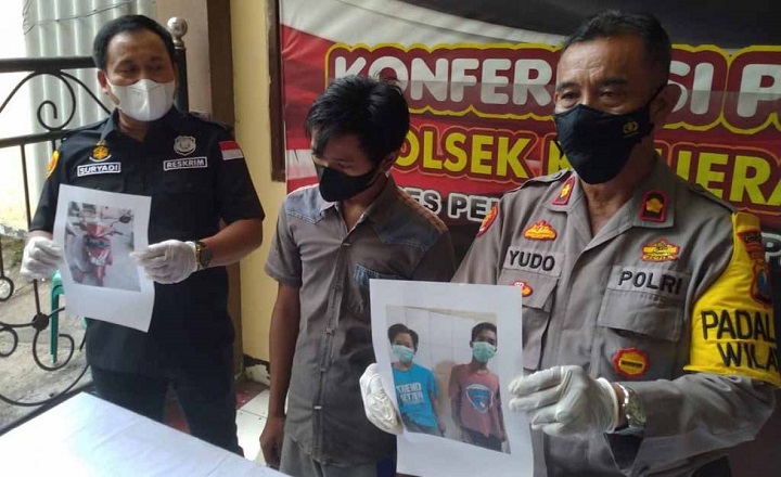 Kanitreskrim Polsek Kenjeran, Iptu Suryadi memamerkan tersangka dan barang bukti di depan wartawan, kemarin. Sp/Bayu