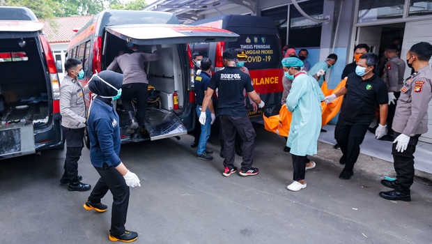 Petugas membawa kantong jenazah korban kebakaran Lapas Kelas 1 Tangerang di RSUD Kabupaten Tangerang, Tangerang, Banten, Rabu (8 September 2021). SP/Beritasatu