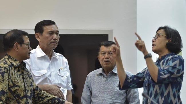 Luhut ngobrol santai dengan para menteri Jokowi dan Jusuf Kalla beberapa waktu lalu.