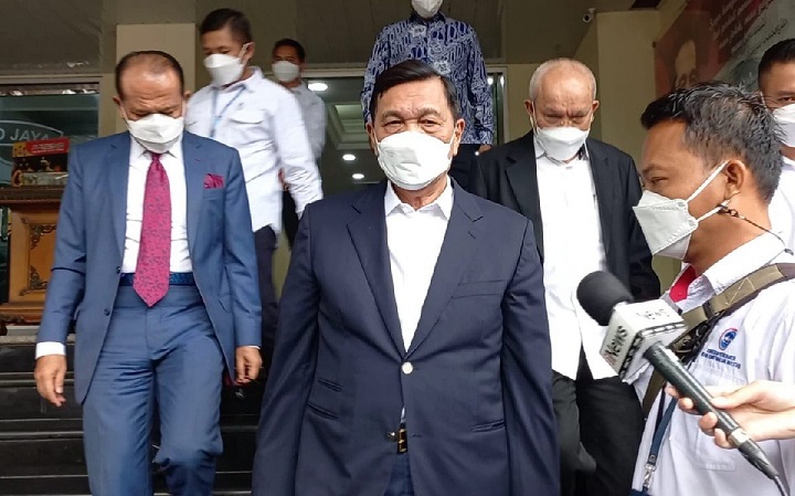 Menteri Koordinator Bidang Kemaritiman dan Investasi Luhut Binsar Panjaitan saat keluar dari Gedung Ditreskrimum Polda Metro Jaya, Senin (15/11).