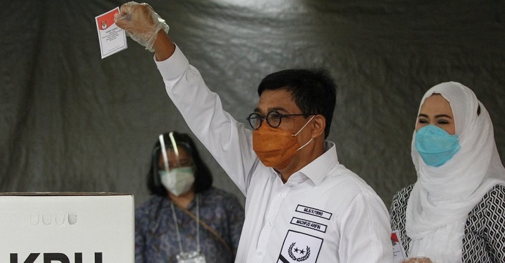 Machfud Arifin saat memberikan suaranya pada Pilkada Surabaya 2020 lalu. 