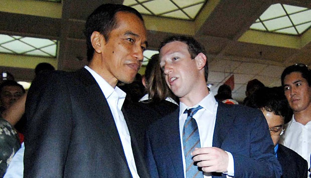 Mark Zuckerberg (kiri) berbincang bersama Jokowi saat mengunjungi Pasar Tanah Abang Blok A, Jakarta pada 13 Oktober 2014 lalu.
