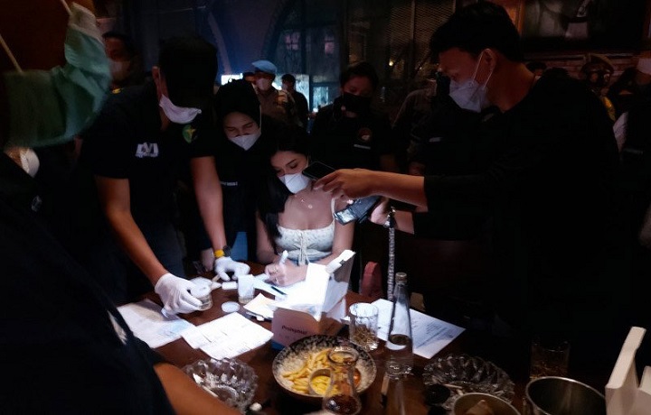 Millen berpenampilan seksi saat diamankan petugas di Brotherhood cafe, Minggu (28/2/2021).