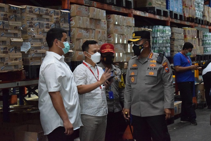 Polisi melakukan sidak ketersediaan minyak goreng di sejumlah gudang minimarket di Gedangan, Sidoarjo, Senin (21/2/2022).