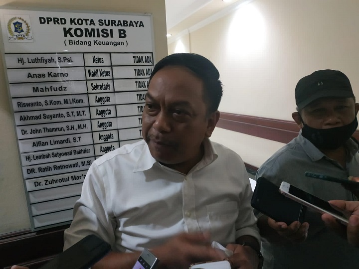 Anas Karno saat diwawancarai wartawan.  Sp/Alqomar