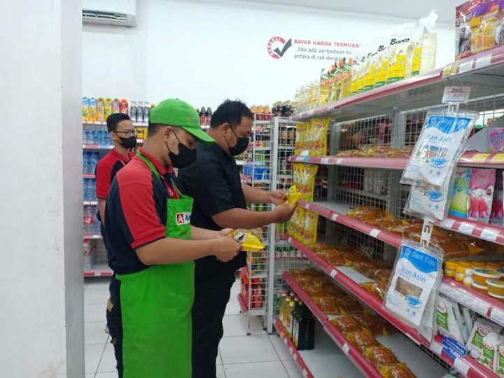 Warga saat melakukan pembelian minyak goreng disalah satu gerai modern Surabaya, kemarin. Sp/Sammy Mantolas