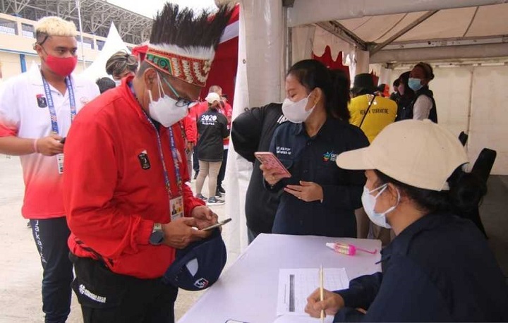 Atlet yang datang di Papua,  langsung menjalani pemeriksaan e-Hac oleh panitia PON XX, Minggu (20/9/2021).