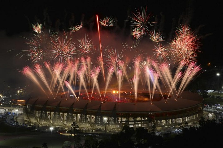 Pertunjukan kembang api pada penutupan PON Papua di Stadion Lukas Enembe, Kompleks Olahraga Kampung Harapan, Distrik Sentani Timur, Kabupaten Jayapura, Papua, Jumat (15/10/2021). Sp/Waworuntu
