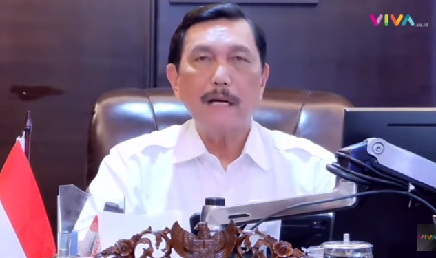 Petugas gabungan Satpol PP Pemprov Jatim, Polda Jatim, TNI, Ormas dan relawan Covid-19, menyegel tempat hiburan yang nekat beroperasi saat PPKM. SP/Julian Romadhon