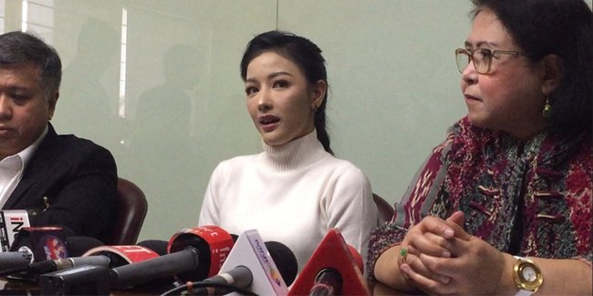 Siwi Widi saat menggelar jumpa pers di Kantor Elza Syarief Law, Menteng, Jakarta Pusat, Jumat (10/1/2020) lalu.