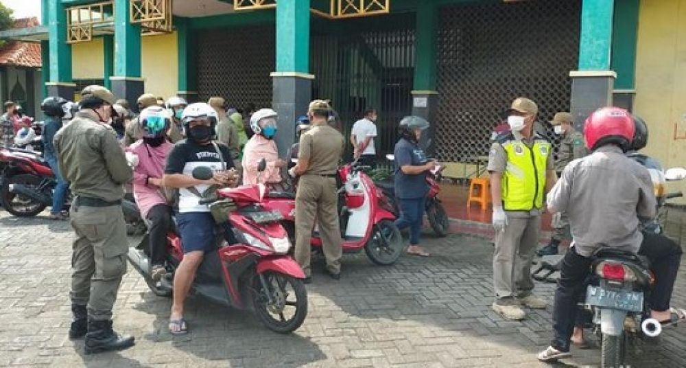 Warga yang terjaring razia PSBB di Sidoarjo, kemarin. 