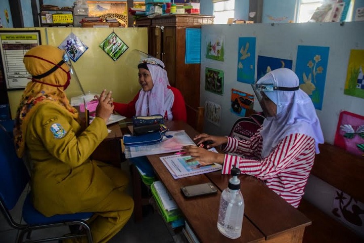 Proses pembelajaran tatap muka yang dikakukan di salah satu sekolah Surabaya. SP/Sammy Mantolas